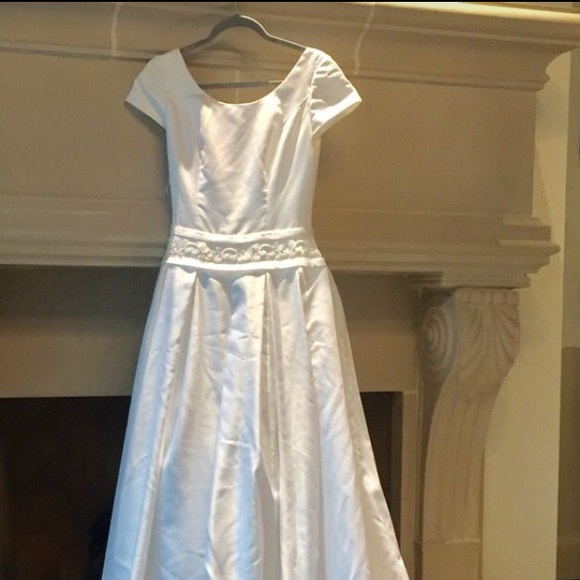 Beautiful silk wedding dress.  Full slip. Size 8. - Picture 1 of 2